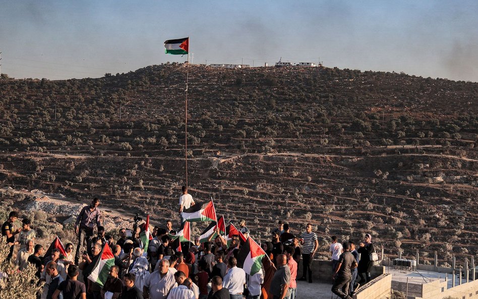 Palestyńczycy protestują przeciw izraelskiemu osiedlu w pobliżu miasta Nablus na Zachodnim Brzegu, f