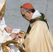 21 lutego 1998, plac św. Piotra w Rzymie. Jorge Mario Bergoglio odbiera z rąk papieża Jana Pawła II 