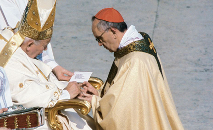 21 lutego 1998, plac św. Piotra w Rzymie. Jorge Mario Bergoglio odbiera z rąk papieża Jana Pawła II 
