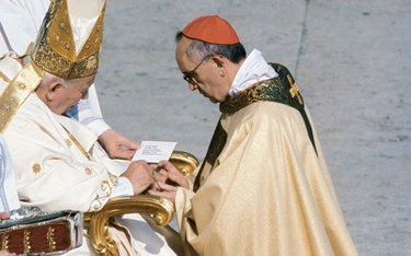 21 lutego 1998, plac św. Piotra w Rzymie. Jorge Mario Bergoglio odbiera z rąk papieża Jana Pawła II 