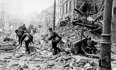 1 sierpnia 1944 r. w Warszawie wybuchło powstanie przeciwko okupującym Polskę Niemcom. Powstańcy z A