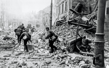 1 sierpnia 1944 r. w Warszawie wybuchło powstanie przeciwko okupującym Polskę Niemcom. Powstańcy z A