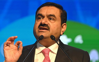 Gautam Adani, indyjski miliarder, właściciel Adani Group, musi się ostatnio tłumaczyć z bardzo poważ