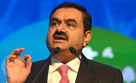 Gautam Adani, indyjski miliarder, właściciel Adani Group, musi się ostatnio tłumaczyć z bardzo poważ