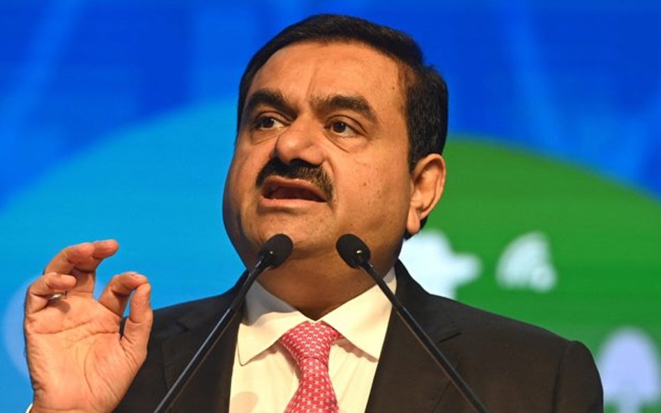 Gautam Adani, indyjski miliarder, właściciel Adani Group, musi się ostatnio tłumaczyć z bardzo poważ