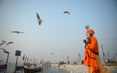 Tłumy Hindusów w świętych wodach Gangesu
