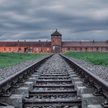 Brama Auschwitz II, znana również jako Auschwitz II-Birkenau, była pierwszym budynkiem, jaki widziel