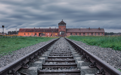 Brama Auschwitz II, znana również jako Auschwitz II-Birkenau, była pierwszym budynkiem, jaki widziel