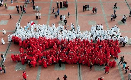 Dzień Flagi ustanowiono w 2004 r. Na zdjęciu układanie żywej flagi w Bytomiu w 2010 r.