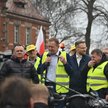 Minister rolnictwa i rozwoju wsi Robert Telus (C) i przewodniczący komitetu strajkowego rolników Sta