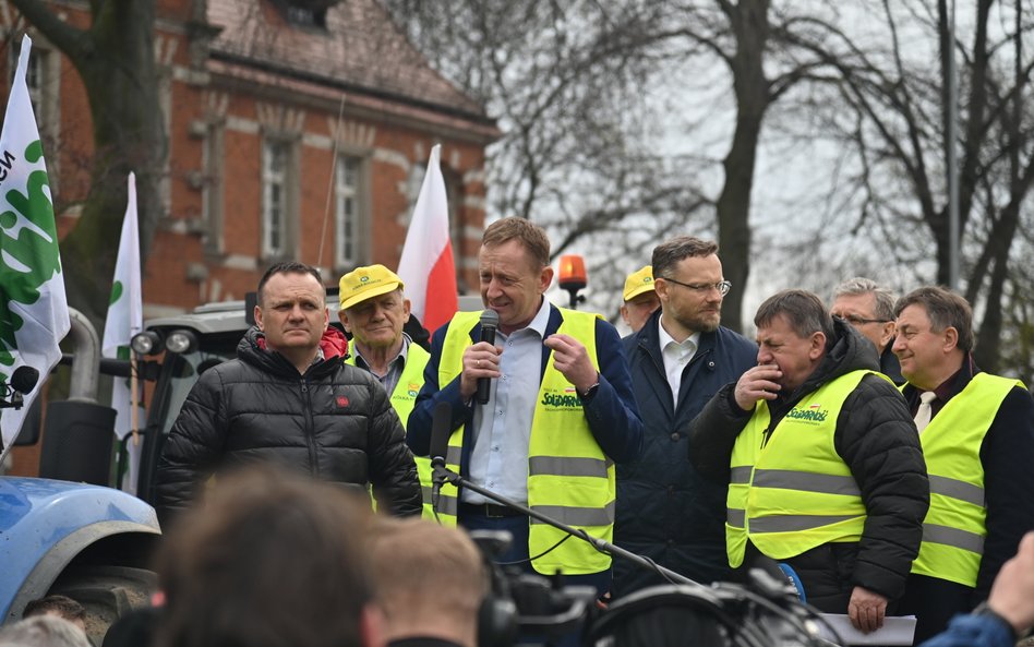 Minister rolnictwa i rozwoju wsi Robert Telus (C) i przewodniczący komitetu strajkowego rolników Sta