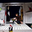 Lalki w przedstawieniu są płaskie i, jak scenografia, pozornie proste. Jednak poruszane w różnorodny