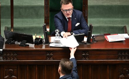 Marszałek Sejmu Szymon Hołownia na sali obrad Sejmu