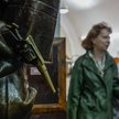 Dwie Rosjanki mijają fragment rzeźby przedstawiający rewolwer Nagant, stacja metra Płoszczad´ Riewol