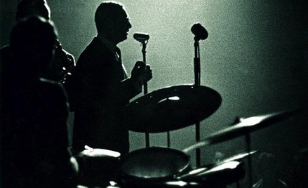 Leopold Tyrmand w warszawskim klubie „Stodoła”, 1958 r.