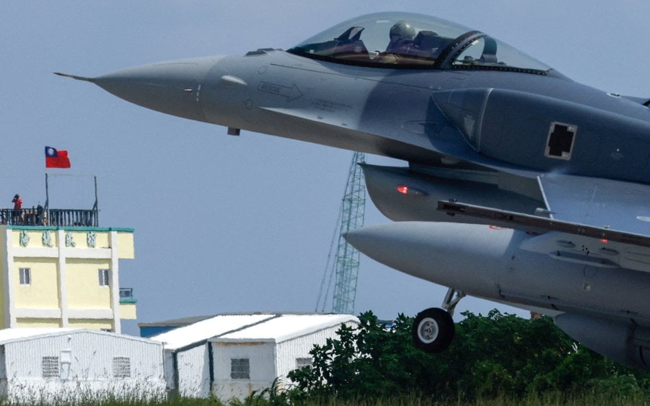Myśliwiec F-16V ląduje na Tajwanie