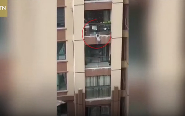 Chiny: Trzylatek wypadł z szóstego piętra. Złapali go przechodnie
