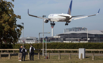 United Airlines wysyłają pilotów na miesięczny urlop