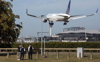 United Airlines wysyłają pilotów na miesięczny urlop