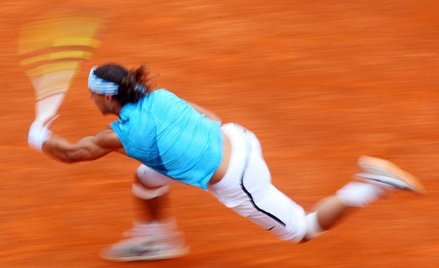 Mozna określić miejsce odbicia piłki od kortu z dokładnością do czterech milimetrów