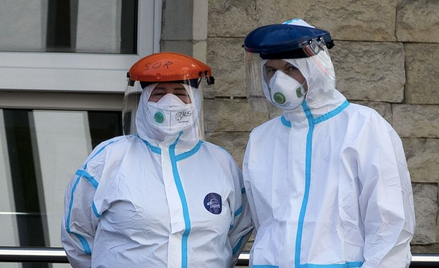 Policja znów kieruje lekarzy do pracy przy Covid