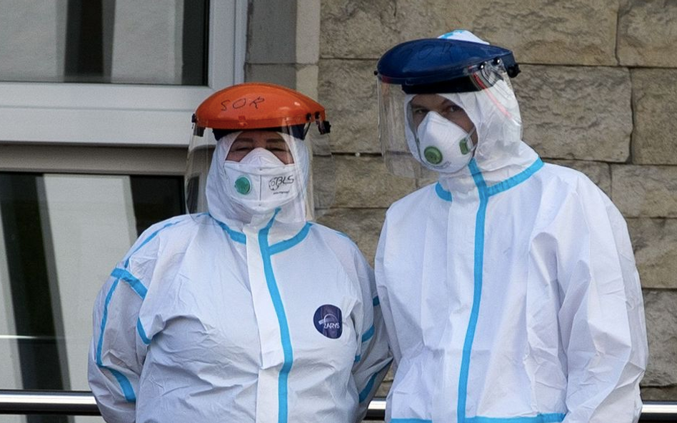 Policja znów kieruje lekarzy do pracy przy Covid