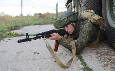 Rosyjski żołnierz podczas ćwiczeń (fot. ilustracyjna)