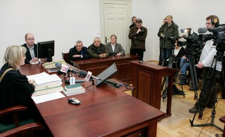 19.11.2009 r. Sąd w Szczytnie orzeka, że rodziny Moskalików i Głowackich muszą opuścic dom w Nartach