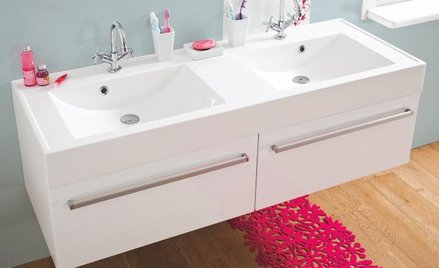 Meble Antado z serii FM-4. Dwie szafki wiszące pod dwiema umywalkami tworzą ciekawe zestawienie. Fro