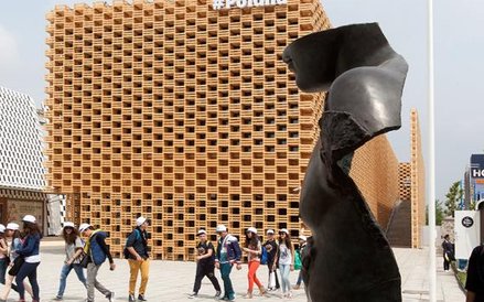 Goście z zainteresowaniem gromadzą się przy interaktywnej instalacji multimedialnej, nawiązującej do