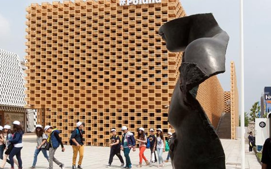 Goście z zainteresowaniem gromadzą się przy interaktywnej instalacji multimedialnej, nawiązującej do