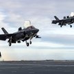 Samoloty F-35B z 617. Dywizjonu RAF lądują na pokładzie HMS Queen Elizabeth.