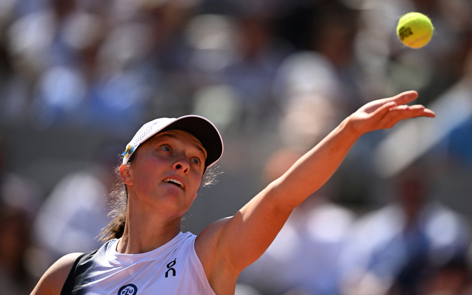 Roland Garros: Iga Świątek gra dalej, choć przeszkadzał wiatr