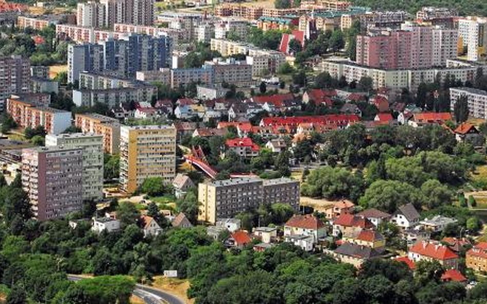 Szczecin. W starym portowym mieście pełnym zieleni pstrokate, wielkie bloki ustawione wobec siebie b