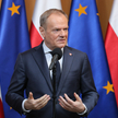 Premier Donald Tusk podczas briefingu prasowego na lotnisku Okęcie w Warszawie,