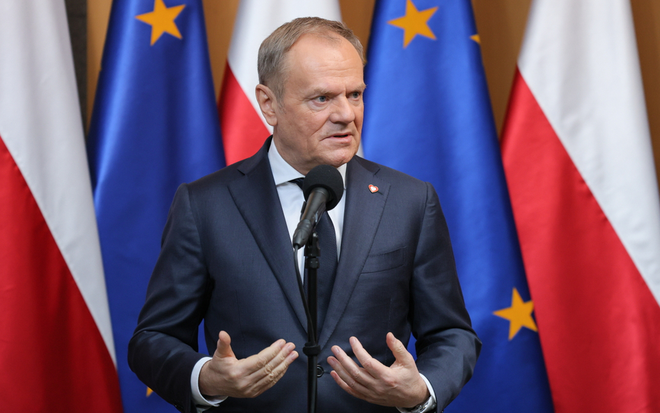 Premier Donald Tusk podczas briefingu prasowego na lotnisku Okęcie w Warszawie,