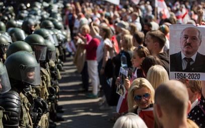W niedzielę protestujący w Mińsku trzymali portrety Łukaszenki sugerujące bliski koniec jego rządów,