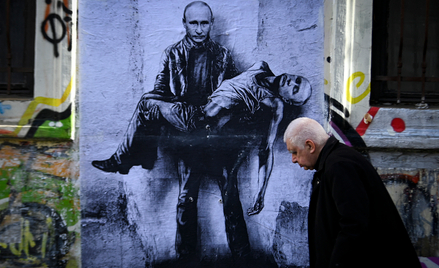 Mural bułgarskiego artysty Stanislava Belovskiego w Sofii. Przedstawia Władimira Putina niosącego wł