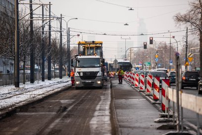 Frezowanie jedni w Alei Waszyngtona rozpoczęte w poniedziałowy poranek potrwa do wczesnego ranka w c
