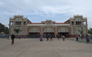 Odnowiony dworzec kolejowy w Dakarze jest końcową stacją nowoczesnej kolejki podmiejskiej, która doc