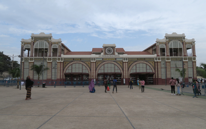 Odnowiony dworzec kolejowy w Dakarze jest końcową stacją nowoczesnej kolejki podmiejskiej, która doc