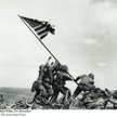 Amerykanie zatykają chorągiew na górze Suribachi na Iwo Jimie, 19 lutego 1945 r., fot. Joseph Rosent