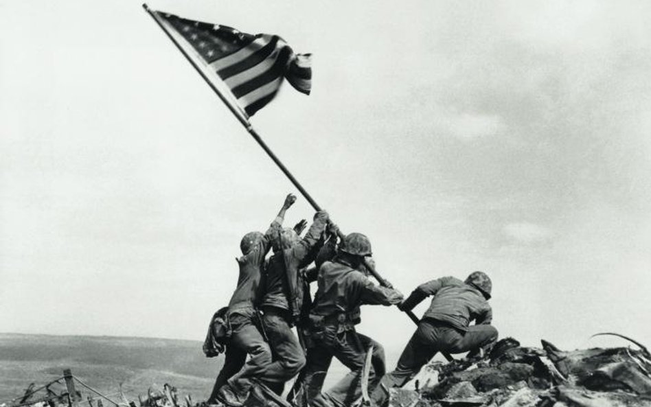 Amerykanie zatykają chorągiew na górze Suribachi na Iwo Jimie, 19 lutego 1945 r., fot. Joseph Rosent