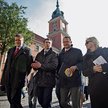 Kandydat Wojciech Olejniczak (drugi z lewej) spacerował w asyście samorządowców z SLD