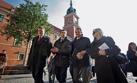Kandydat Wojciech Olejniczak (drugi z lewej) spacerował w asyście samorządowców z SLD