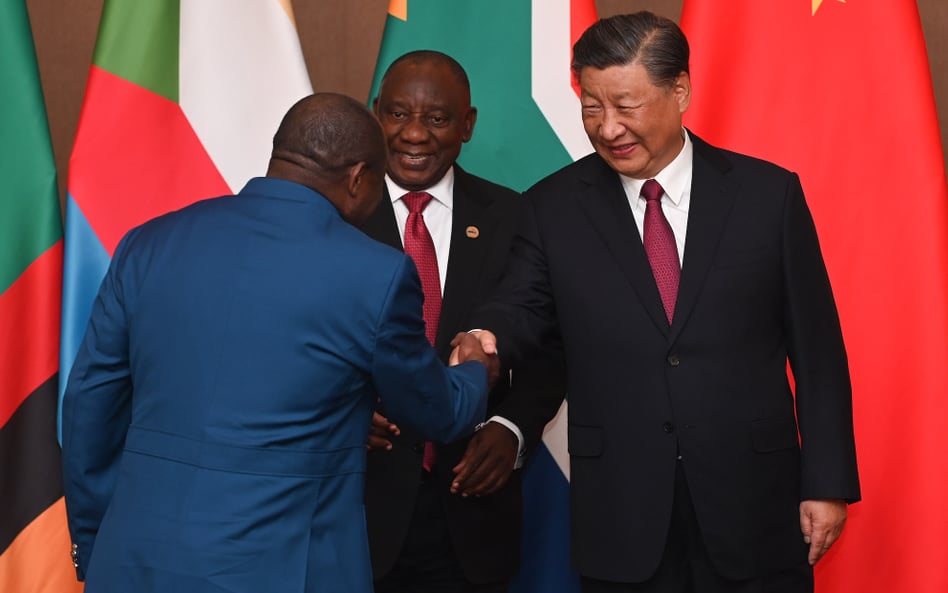 Prezydent RPA Cyril Ramaphosa i Prezydent ChRL Xi Jinping podczas szczytu państw BRICS w 2023 roku.