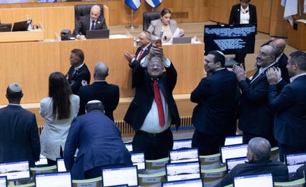 Skrajnie prawicowy minister bezpieczeństwa narodowego Izraela Itamar Ben-Gvir świętuje przyjęcie w p