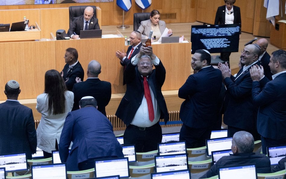 Skrajnie prawicowy minister bezpieczeństwa narodowego Izraela Itamar Ben-Gvir świętuje przyjęcie w p