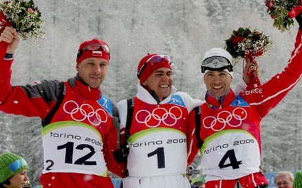Bjoerndalen (z prawej) w czasie ceremonii wręczenia medali na igrzyskach w Turynie w 2016 roku. Norw