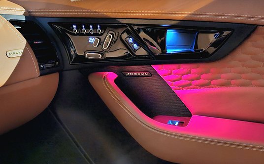 Regulacja pozycji foteli znajduje się na drzwiach. Oświetlenie ambiente może mieć różne kolory